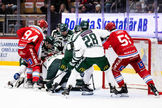 Kamp framför Färjestads målvakt Matthew Tomkins