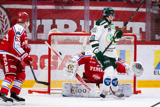 Färjestads Theodor Lennström (ej i bild) gör 3-4 bakom