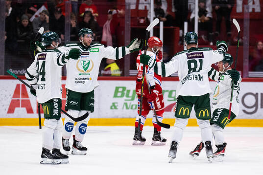 Färjestads Theodor Lennström jublar med lagkamrater