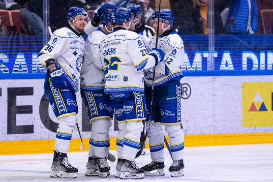 Leksands Olle Alsing jublar med lagkamrater