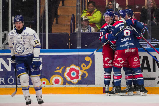 Oskarshamns Patrik Karlkvist jublar med lagkamrater