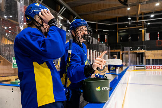 Linnea Natt och Dag of Sweden at a practice session
