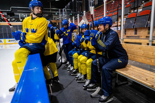 Ebba Hedqvist and head coach Andreas Karlsson of Sweden at