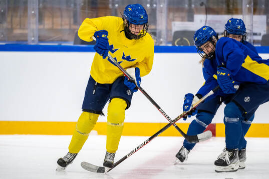 Ella Hellman and Tilde Utbult of Sweden at a practice