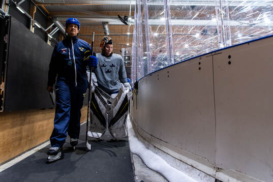 Head coach Andreas Karlsson and goaltender Felicia Frank of