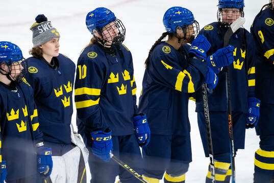 Goaltender Felicia Frank and Linnea Natt och Dag of Sweden