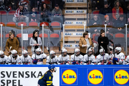 Head coach Katie Lachapelle and players of USA