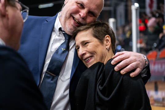 Assistant coach Ulf Hall of Sweden and Åsa Elfving