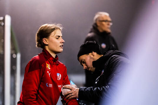 Målvakt Amanda Bäckström har ont