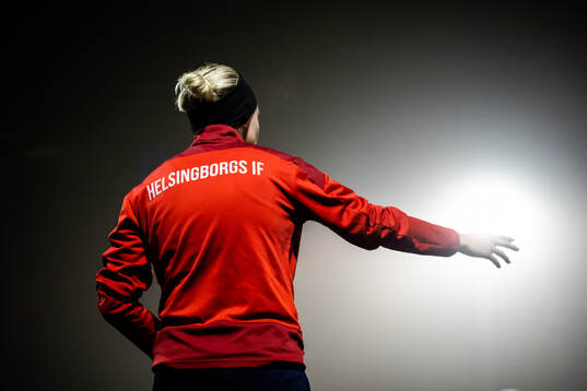 En spelare med texten Helsingborgs IF på ryggen