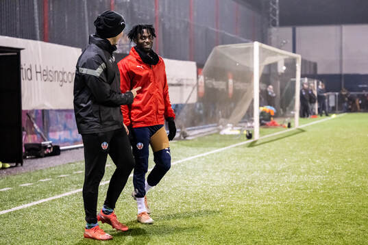 Benjamin Acquah med lindat ben