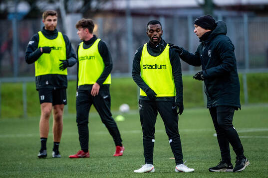 Kofi Fosuhene Asare och tränare Billy Magnusson