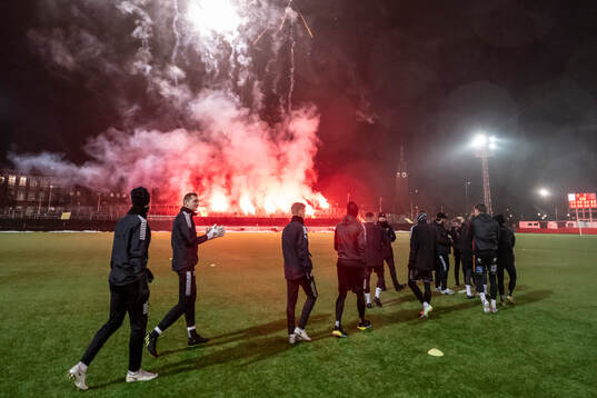 GAIS spelare välkomnas av fyrverkerier