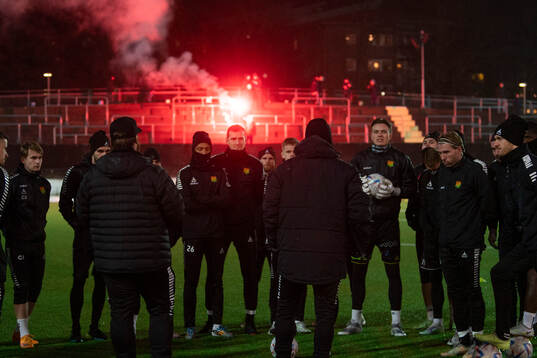 GAIS spelare samlas
