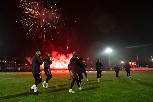 spelarna välkomnas av fyrverkerier