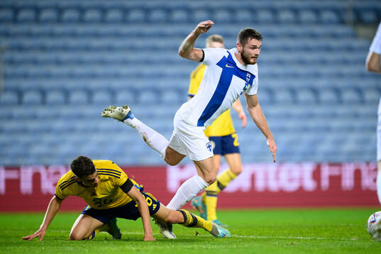 Yasin Ayari of Sweden and Arttu Hoskonen of Finland