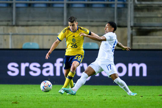 Yasin Ayari of Sweden and Felipe Aspegren of Finland