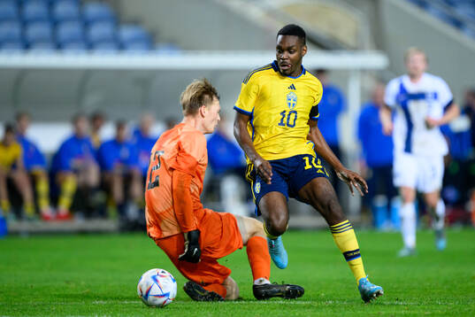 Joel Asoro of Sweden scores 2-0 behind goalkeeper Lucas