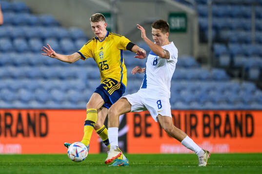 Alexander Bernhardsson of Sweden and Niilo Mäenpää of