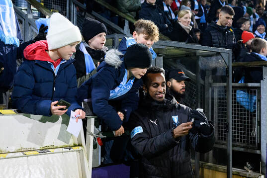 Taha Ali tar seflies med supportrar