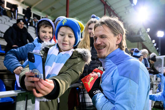 Målvakt Johan Dahlin tar selfies med supportrar