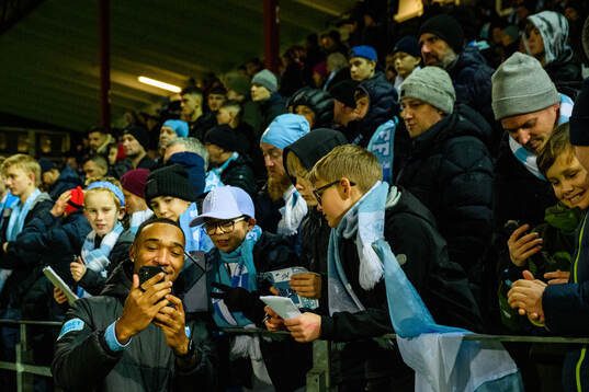 Derek Cornelius tar selfies med supportrar
