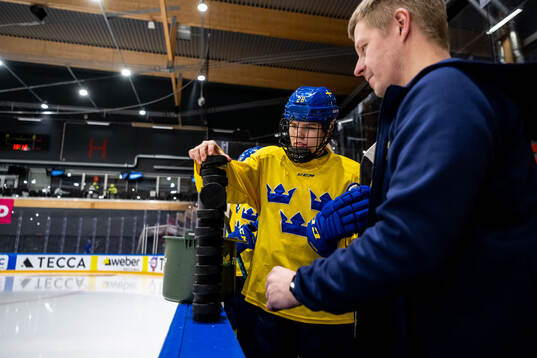 Moa Gustafsson and equipment manager Jim Vennberg of Sweden