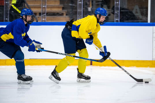 Maja Ålenius and Ella Hellman of Sweden at a practice