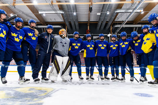 Players and head coach Andreas Karlsson of Sweden at a
