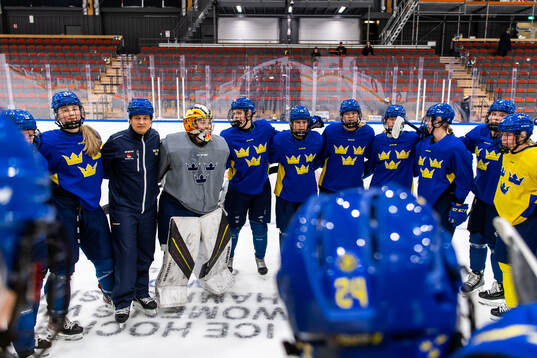 Players and head coach Andreas Karlsson of Sweden at a