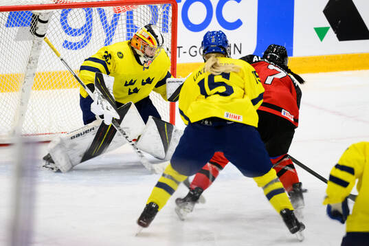 goaltender Felicia Frank of Sweden