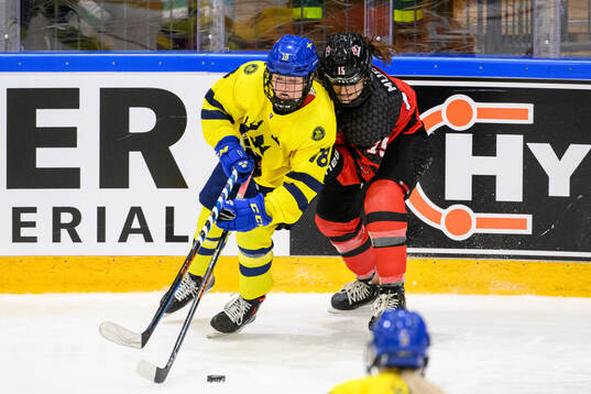 Hilda Svensson of Sweden and Ava Murphy of Canada