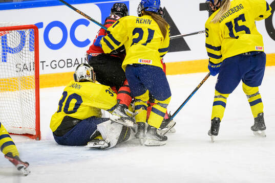 Situation leading to 2-3 scored by Caitlin Kraemer (not