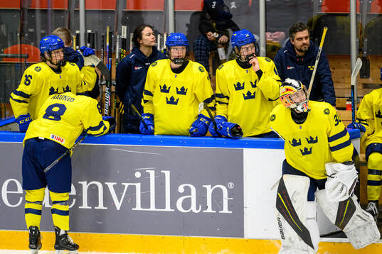 Players of Sweden look dejected