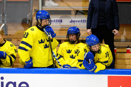 Isabelle Leijonhielm and Ella Hellman looks dejected