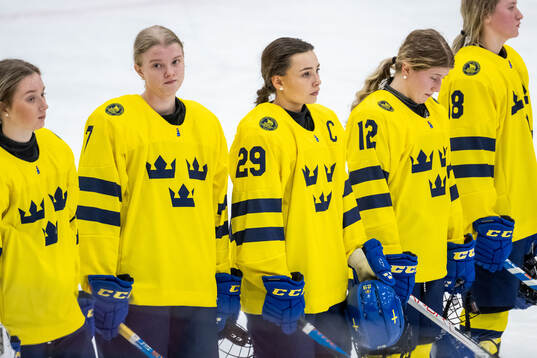 Maja Ålenius and Stella Lindell of Sweden looks dejected