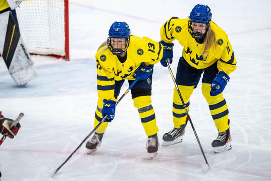Mira Hallin and Linnea Natt och Dag of Sweden