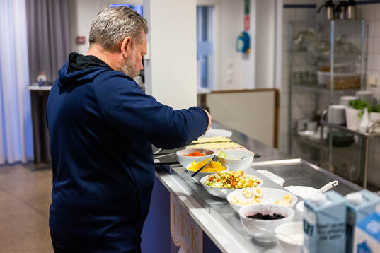 Koordinator Gustav Hessfelt tar frukost