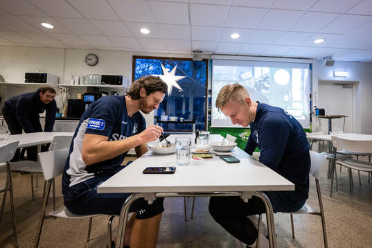 IFK Göteborgs Gustav Svensson och Oscar Wendt äter