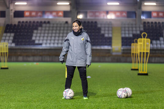 Häckens assisterande tränaren Bri Campos