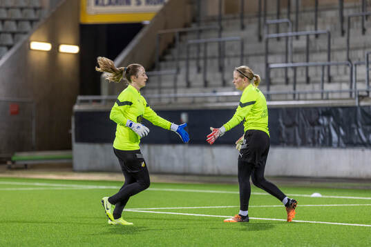 Häcken målvakter Loes Geurts och Kasa Wallehem