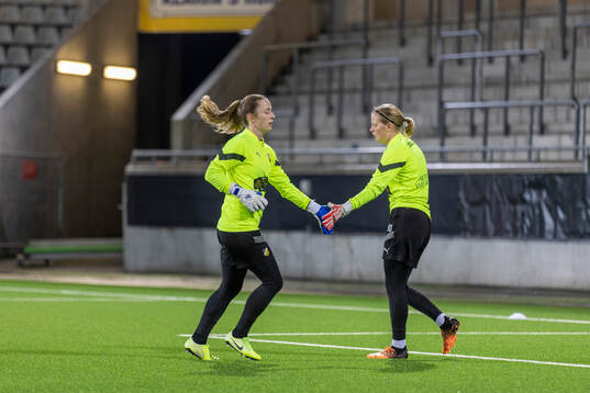 Häcken målvakter Loes Geurts och Kasa Wallehem