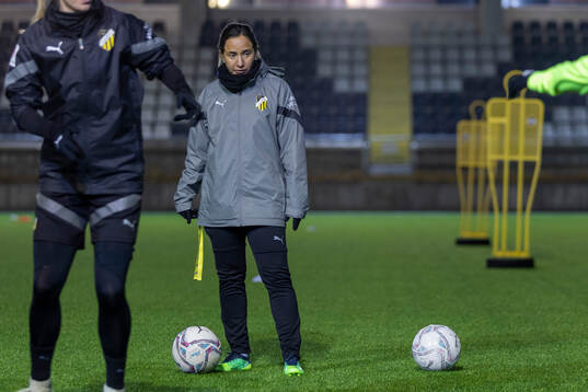Häckens assisterande tränaren Bri Campos
