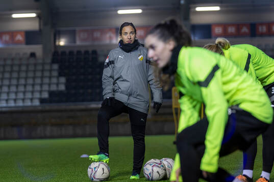Häckens assisterande tränaren Bri Campos