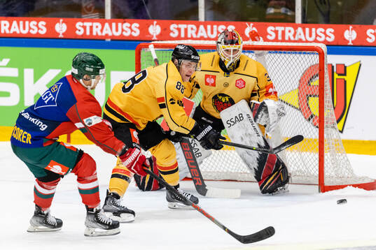 Ryan Lasch of Frölunda and Joonas Rask and goaltender
