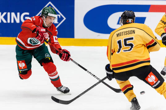 Patrik Carlsson of Frölunda and Carl Mattsson of Luleå