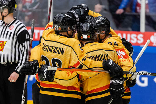 Brendan Shinnimin of Luleå celebrate with team mates