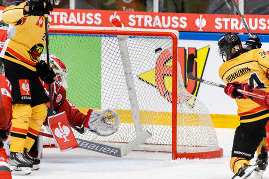 Brendan Shinnimin of Luleå scores the 1-1 goal behind