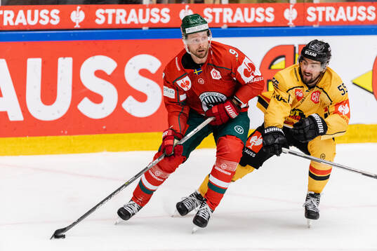Jan Mursak of Frölunda and Filip Pyrochta of Luleå