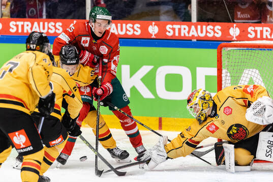 Pontus Johansson of Frölunda and goaltender Matteus Ward